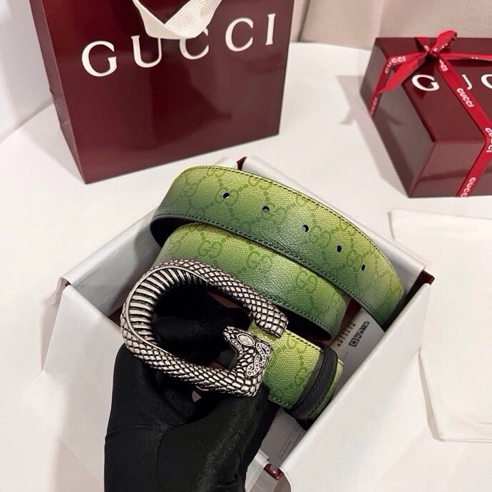 古奇 新款 采用清新淡蓝色调的渐变效果印花，为各项基本功能增添了新的亮点。这款腰带采用带有全面渐变印花效