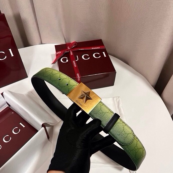 古奇 新款 采用清新淡蓝色调的渐变效果印花，为各项基本功能增添了新的亮点。这款腰带采用带有全面渐变印花效