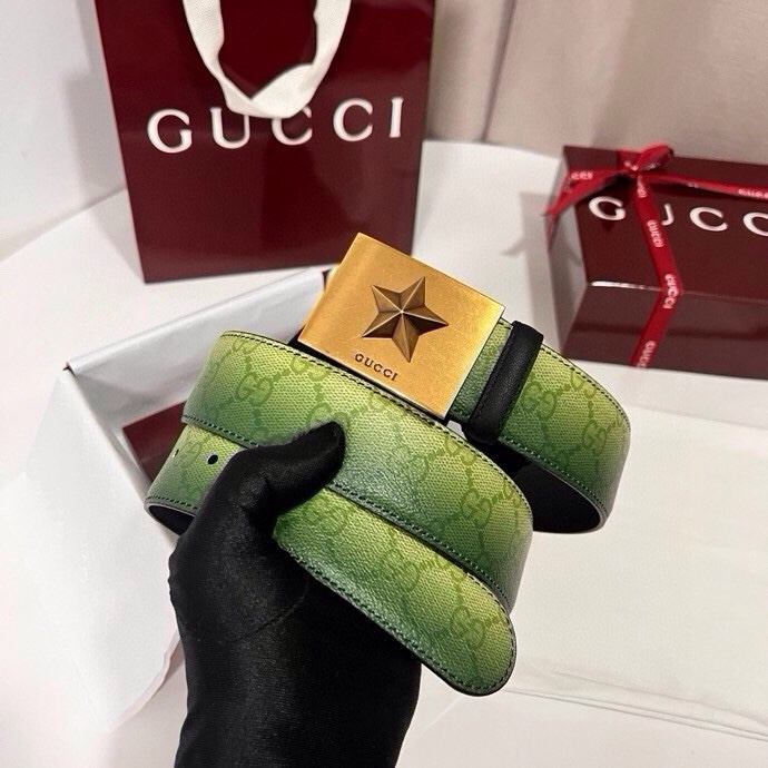 古奇 新款 采用清新淡蓝色调的渐变效果印花，为各项基本功能增添了新的亮点。这款腰带采用带有全面渐变印花效