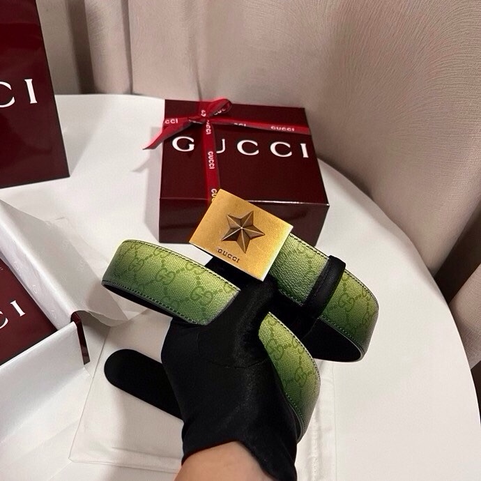 古奇 新款 采用清新淡蓝色调的渐变效果印花，为各项基本功能增添了新的亮点。这款腰带采用带有全面渐变印花效