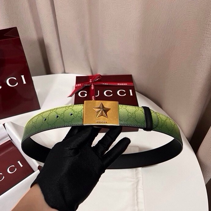 古奇 新款 采用清新淡蓝色调的渐变效果印花，为各项基本功能增添了新的亮点。这款腰带采用带有全面渐变印花效