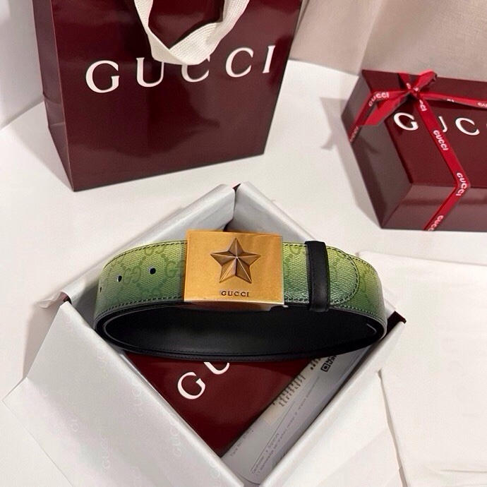 古奇 新款 采用清新淡蓝色调的渐变效果印花，为各项基本功能增添了新的亮点。这款腰带采用带有全面渐变印花效