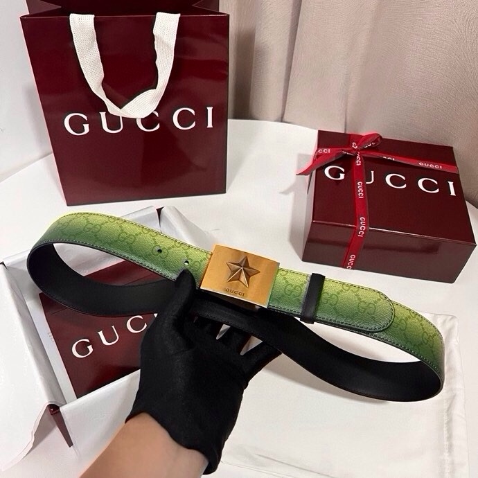 古奇 新款 采用清新淡蓝色调的渐变效果印花，为各项基本功能增添了新的亮点。这款腰带采用带有全面渐变印花效