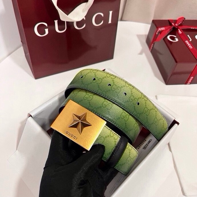 古奇 新款 采用清新淡蓝色调的渐变效果印花，为各项基本功能增添了新的亮点。这款腰带采用带有全面渐变印花效