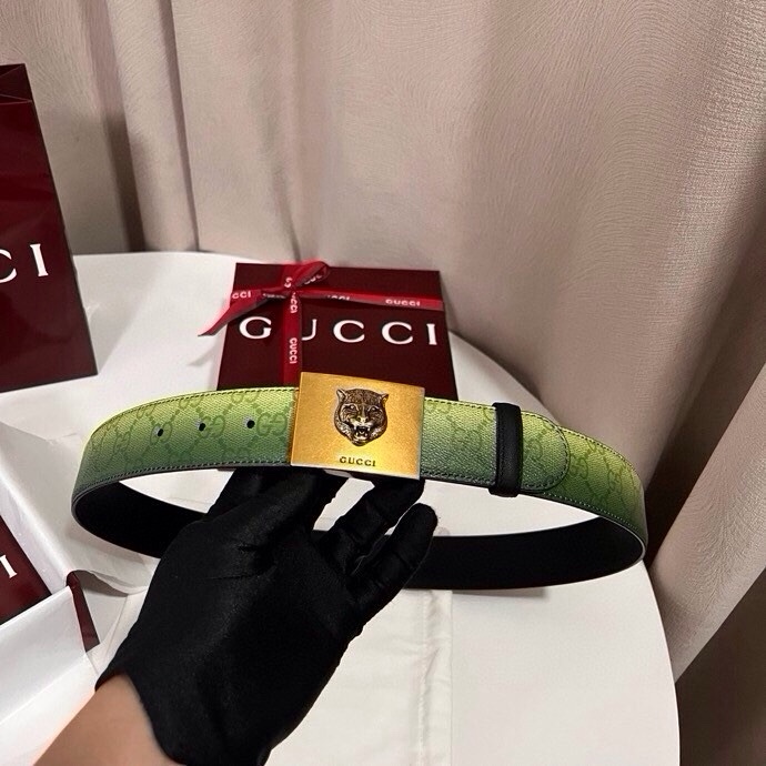 古奇 新款 采用清新淡蓝色调的渐变效果印花，为各项基本功能增添了新的亮点。这款腰带采用带有全面渐变印花效