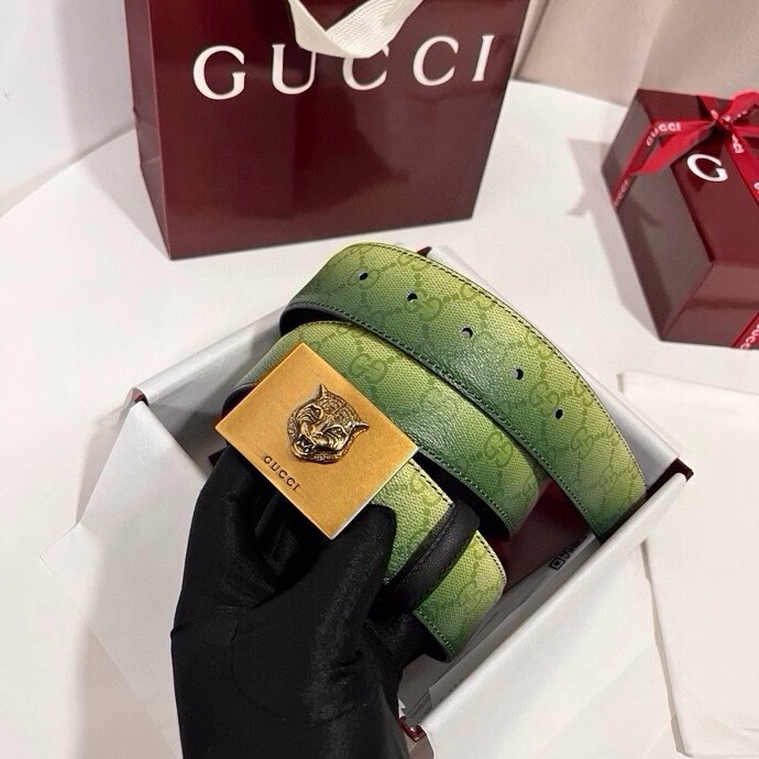 古奇 新款 采用清新淡蓝色调的渐变效果印花，为各项基本功能增添了新的亮点。这款腰带采用带有全面渐变印花效