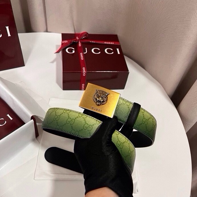 古奇 新款 采用清新淡蓝色调的渐变效果印花，为各项基本功能增添了新的亮点。这款腰带采用带有全面渐变印花效