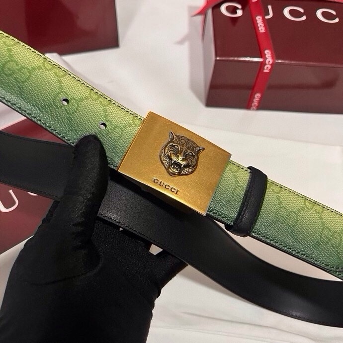 古奇 新款 采用清新淡蓝色调的渐变效果印花，为各项基本功能增添了新的亮点。这款腰带采用带有全面渐变印花效