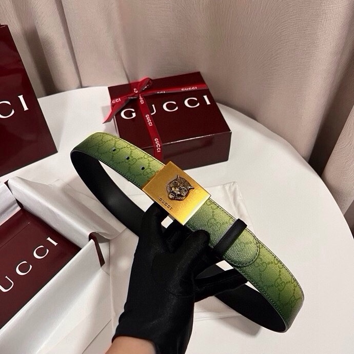 古奇 新款 采用清新淡蓝色调的渐变效果印花，为各项基本功能增添了新的亮点。这款腰带采用带有全面渐变印花效