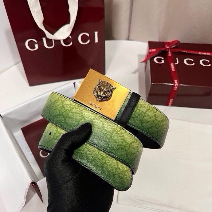 古奇 新款 采用清新淡蓝色调的渐变效果印花，为各项基本功能增添了新的亮点。这款腰带采用带有全面渐变印花效