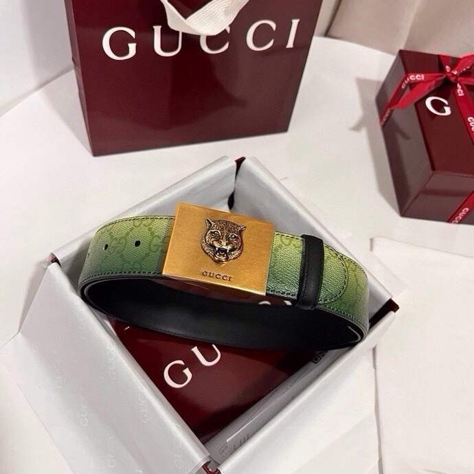 古奇 新款 采用清新淡蓝色调的渐变效果印花，为各项基本功能增添了新的亮点。这款腰带采用带有全面渐变印花效