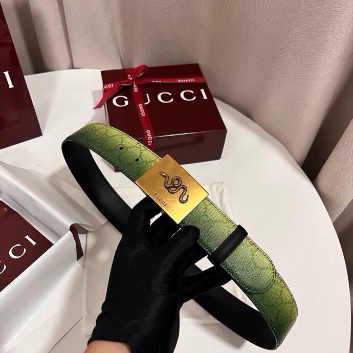 古奇 新款 采用清新淡蓝色调的渐变效果印花，为各项基本功能增添了新的亮点。这款腰带采用带有全面渐变印花效