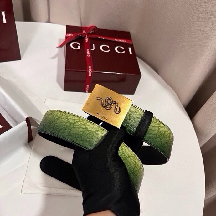 古奇 新款 采用清新淡蓝色调的渐变效果印花，为各项基本功能增添了新的亮点。这款腰带采用带有全面渐变印花效