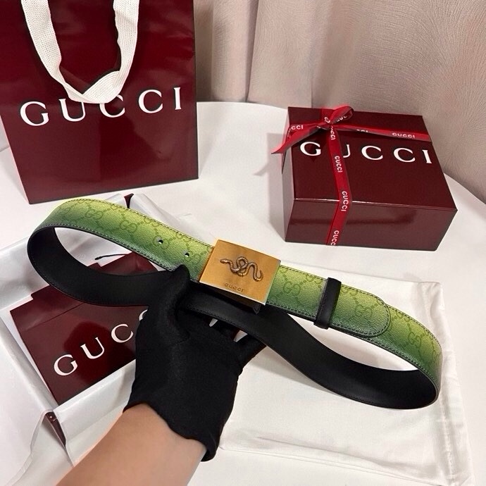 古奇 新款 采用清新淡蓝色调的渐变效果印花，为各项基本功能增添了新的亮点。这款腰带采用带有全面渐变印花效