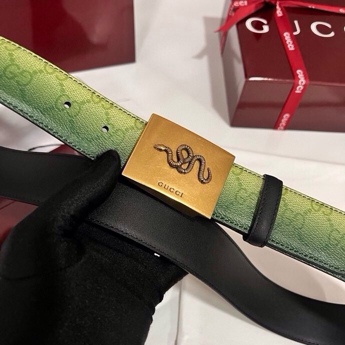 古奇 新款 采用清新淡蓝色调的渐变效果印花，为各项基本功能增添了新的亮点。这款腰带采用带有全面渐变印花效