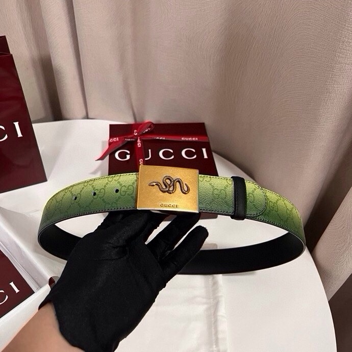 古奇 新款 采用清新淡蓝色调的渐变效果印花，为各项基本功能增添了新的亮点。这款腰带采用带有全面渐变印花效