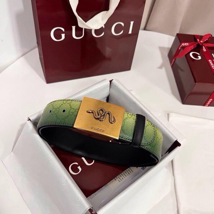 古奇 新款 采用清新淡蓝色调的渐变效果印花，为各项基本功能增添了新的亮点。这款腰带采用带有全面渐变印花效