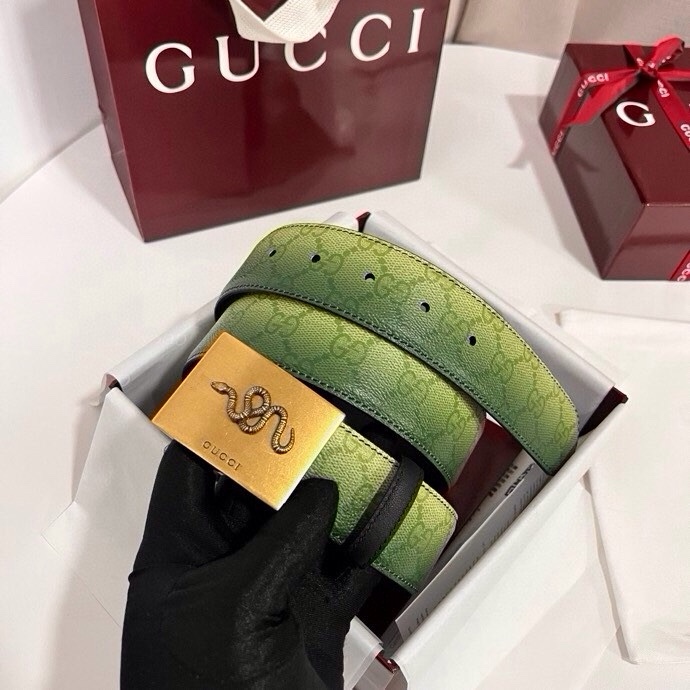 古奇 新款 采用清新淡蓝色调的渐变效果印花，为各项基本功能增添了新的亮点。这款腰带采用带有全面渐变印花效