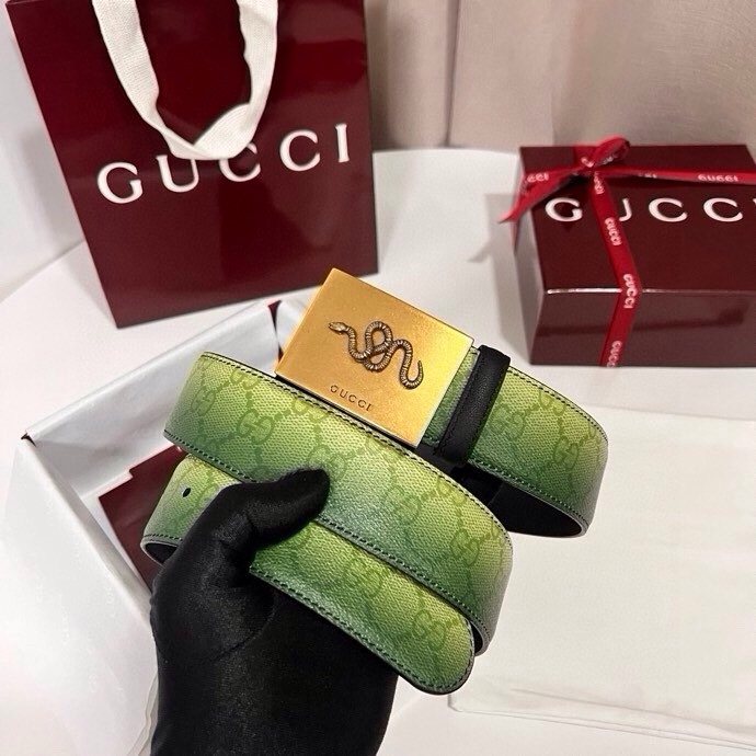 古奇 新款 采用清新淡蓝色调的渐变效果印花，为各项基本功能增添了新的亮点。这款腰带采用带有全面渐变印花效