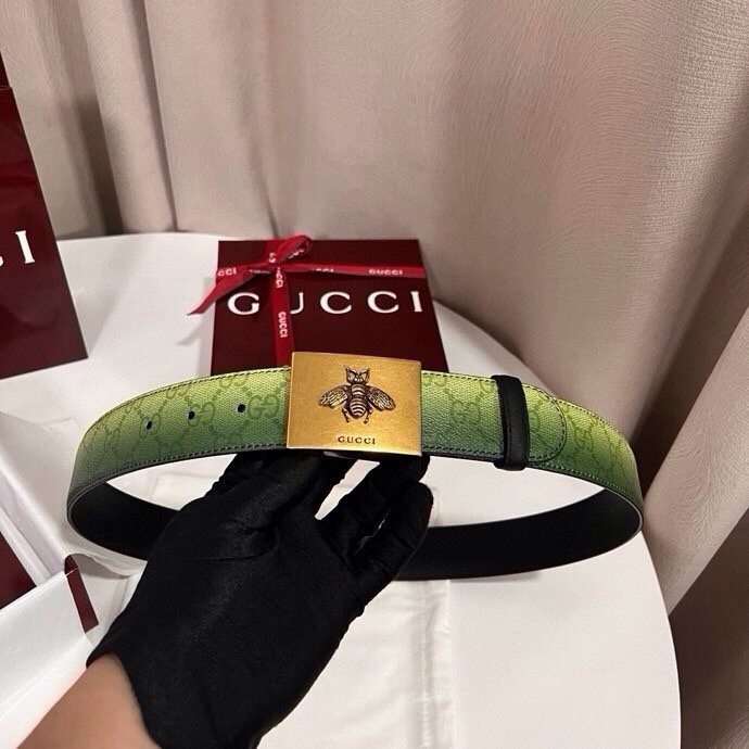 古奇 新款 采用清新淡蓝色调的渐变效果印花，为各项基本功能增添了新的亮点。这款腰带采用带有全面渐变印花效