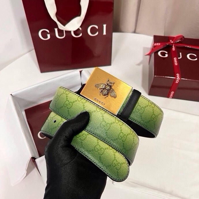 古奇 新款 采用清新淡蓝色调的渐变效果印花，为各项基本功能增添了新的亮点。这款腰带采用带有全面渐变印花效