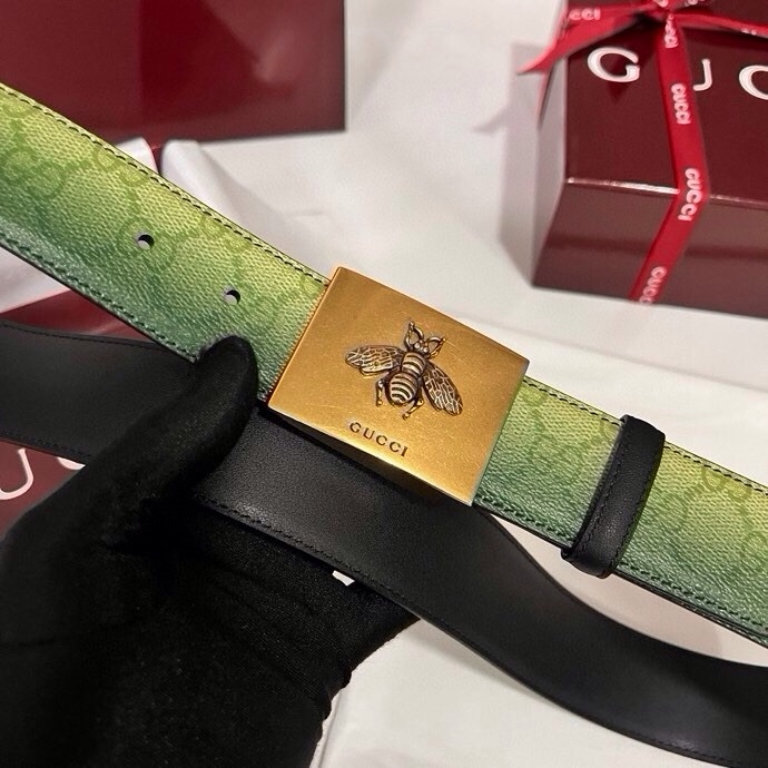 古奇 新款 采用清新淡蓝色调的渐变效果印花，为各项基本功能增添了新的亮点。这款腰带采用带有全面渐变印花效