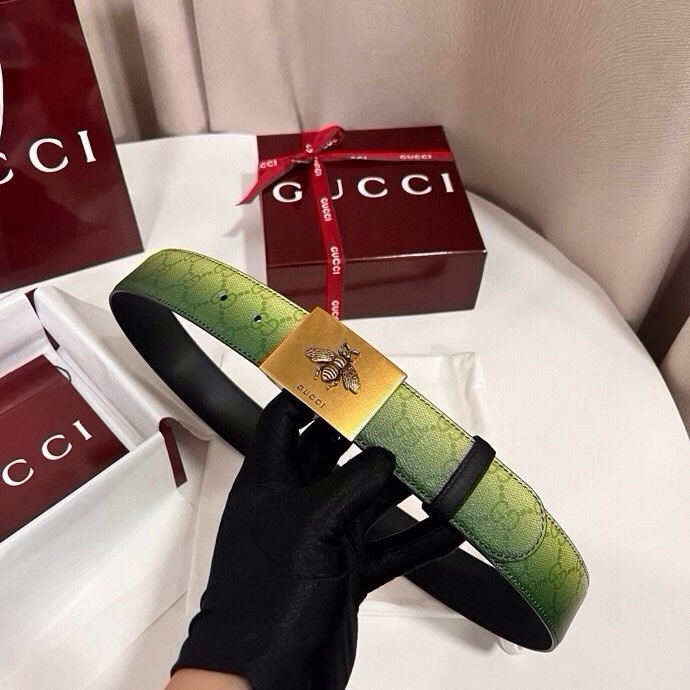 古奇 新款 采用清新淡蓝色调的渐变效果印花，为各项基本功能增添了新的亮点。这款腰带采用带有全面渐变印花效