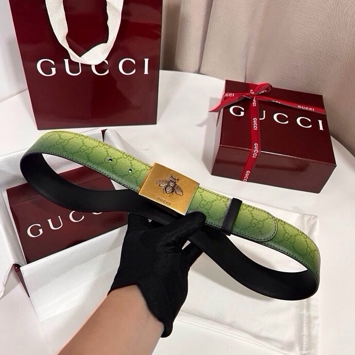 古奇 新款 采用清新淡蓝色调的渐变效果印花，为各项基本功能增添了新的亮点。这款腰带采用带有全面渐变印花效