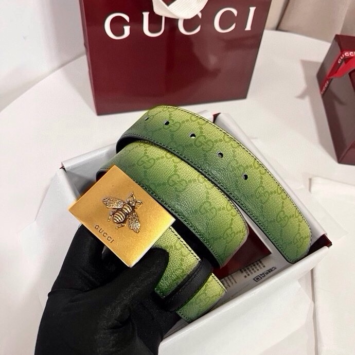 古奇 新款 采用清新淡蓝色调的渐变效果印花，为各项基本功能增添了新的亮点。这款腰带采用带有全面渐变印花效