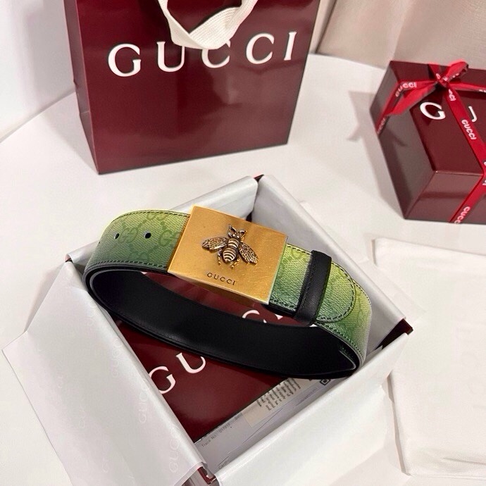 古奇 新款 采用清新淡蓝色调的渐变效果印花，为各项基本功能增添了新的亮点。这款腰带采用带有全面渐变印花效