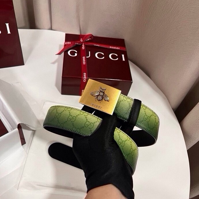 古奇 新款 采用清新淡蓝色调的渐变效果印花，为各项基本功能增添了新的亮点。这款腰带采用带有全面渐变印花效