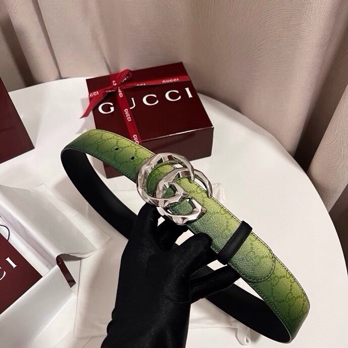 古奇 新款 采用清新淡蓝色调的渐变效果印花，为各项基本功能增添了新的亮点。这款腰带采用带有全面渐变印花效