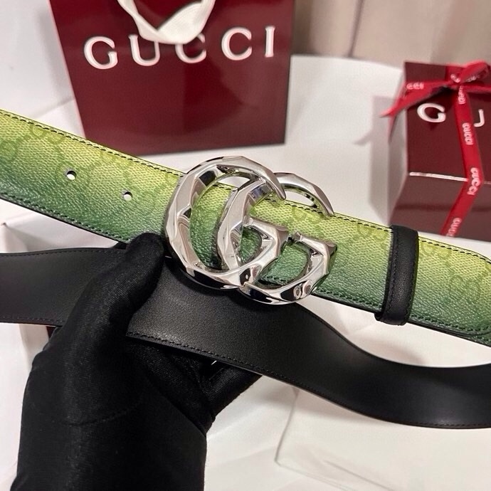 古奇 新款 采用清新淡蓝色调的渐变效果印花，为各项基本功能增添了新的亮点。这款腰带采用带有全面渐变印花效