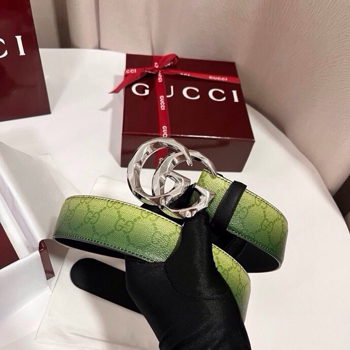 古奇 新款 采用清新淡蓝色调的渐变效果印花，为各项基本功能增添了新的亮点。这款腰带采用带有全面渐变印花效