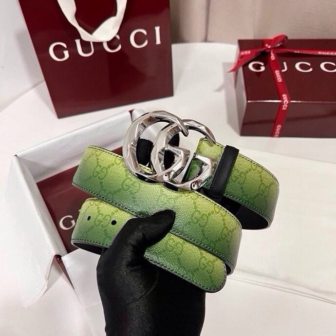 古奇 新款 采用清新淡蓝色调的渐变效果印花，为各项基本功能增添了新的亮点。这款腰带采用带有全面渐变印花效