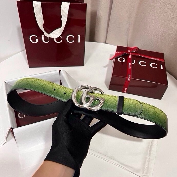 古奇 新款 采用清新淡蓝色调的渐变效果印花，为各项基本功能增添了新的亮点。这款腰带采用带有全面渐变印花效