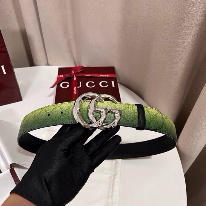 古奇 新款 采用清新淡蓝色调的渐变效果印花，为各项基本功能增添了新的亮点。这款腰带采用带有全面渐变印花效