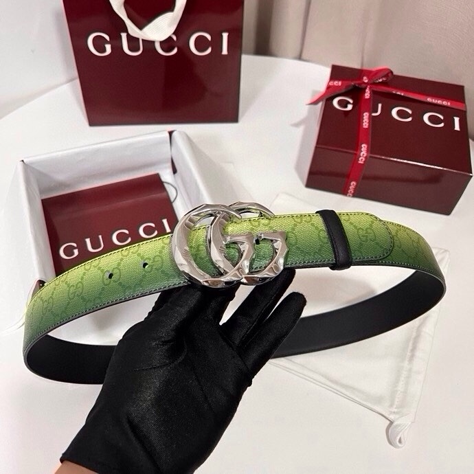 古奇 新款 采用清新淡蓝色调的渐变效果印花，为各项基本功能增添了新的亮点。这款腰带采用带有全面渐变印花效