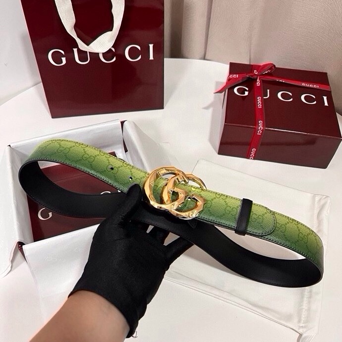 古奇 新款 采用清新淡蓝色调的渐变效果印花，为各项基本功能增添了新的亮点。这款腰带采用带有全面渐变印花效