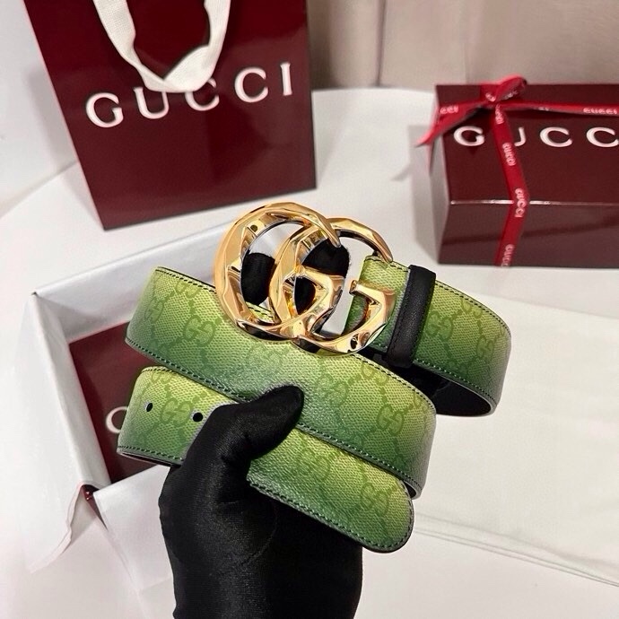 古奇 新款 采用清新淡蓝色调的渐变效果印花，为各项基本功能增添了新的亮点。这款腰带采用带有全面渐变印花效