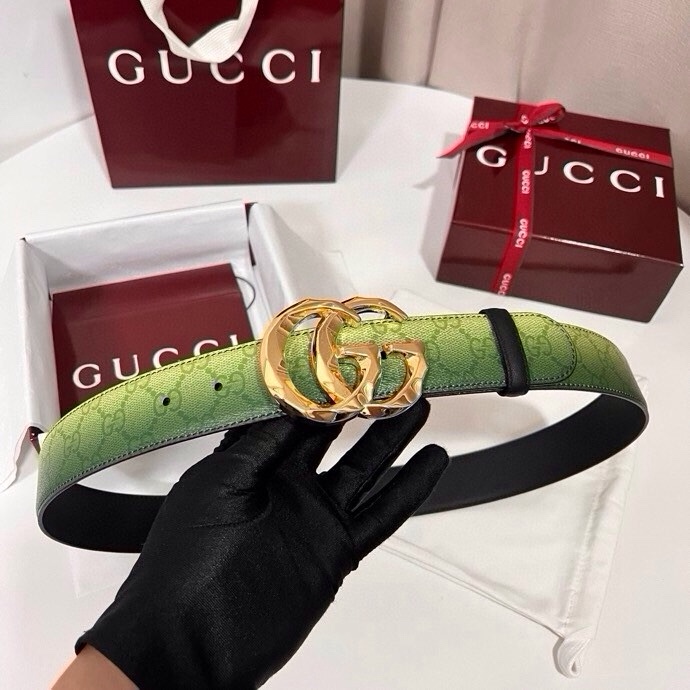 古奇 新款 采用清新淡蓝色调的渐变效果印花，为各项基本功能增添了新的亮点。这款腰带采用带有全面渐变印花效