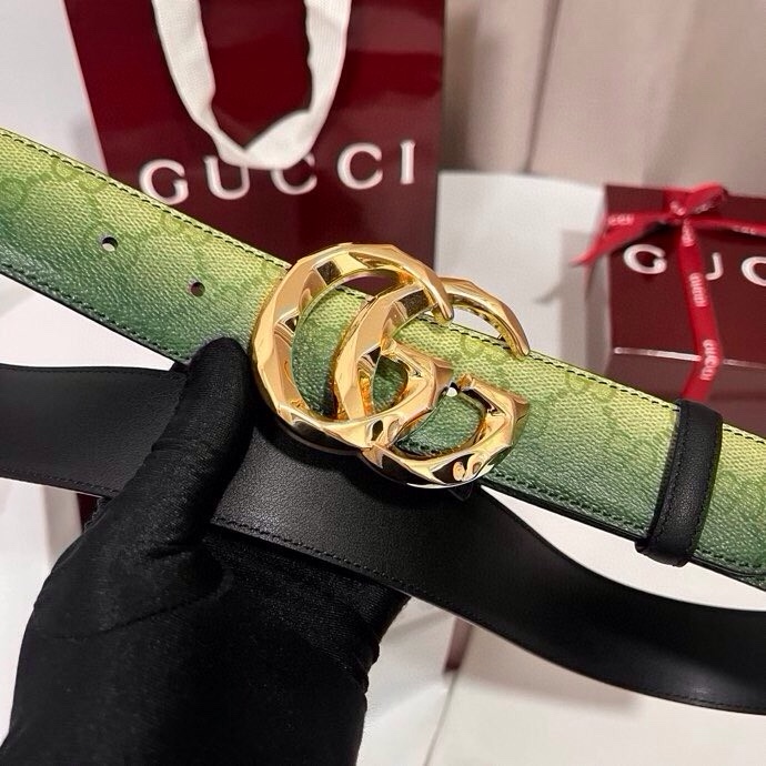 古奇 新款 采用清新淡蓝色调的渐变效果印花，为各项基本功能增添了新的亮点。这款腰带采用带有全面渐变印花效