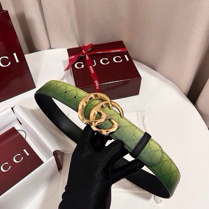 古奇 新款 采用清新淡蓝色调的渐变效果印花，为各项基本功能增添了新的亮点。这款腰带采用带有全面渐变印花效