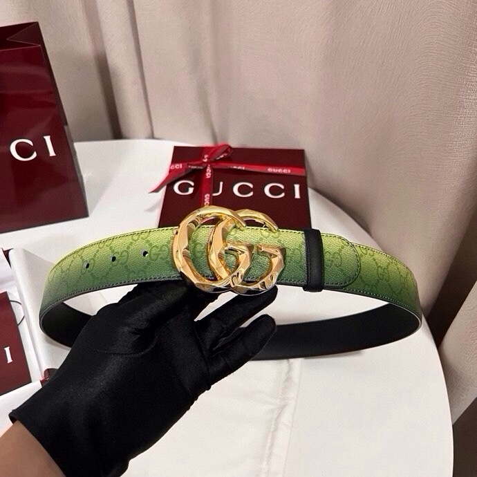 古奇 新款 采用清新淡蓝色调的渐变效果印花，为各项基本功能增添了新的亮点。这款腰带采用带有全面渐变印花效