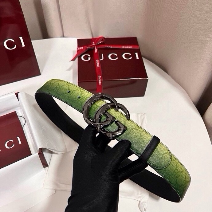 古奇 新款 采用清新淡蓝色调的渐变效果印花，为各项基本功能增添了新的亮点。这款腰带采用带有全面渐变印花效