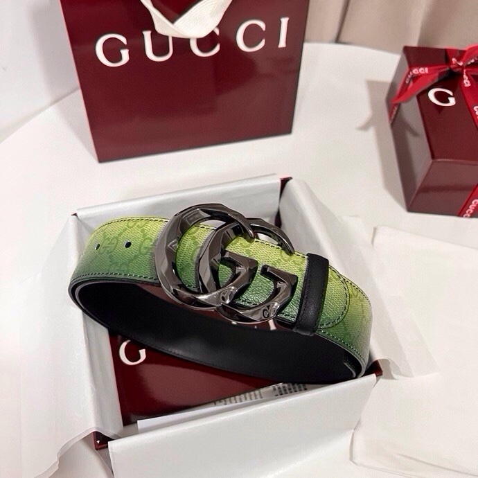 古奇 新款 采用清新淡蓝色调的渐变效果印花，为各项基本功能增添了新的亮点。这款腰带采用带有全面渐变印花效