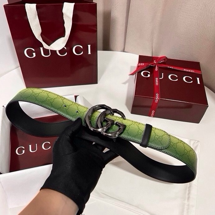 古奇 新款 采用清新淡蓝色调的渐变效果印花，为各项基本功能增添了新的亮点。这款腰带采用带有全面渐变印花效