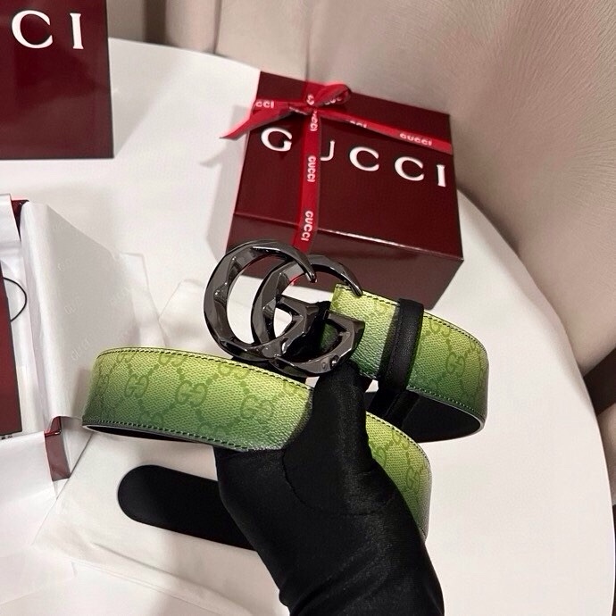 古奇 新款 采用清新淡蓝色调的渐变效果印花，为各项基本功能增添了新的亮点。这款腰带采用带有全面渐变印花效