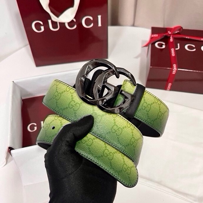 古奇 新款 采用清新淡蓝色调的渐变效果印花，为各项基本功能增添了新的亮点。这款腰带采用带有全面渐变印花效