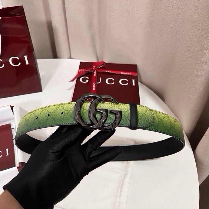 古奇 新款 采用清新淡蓝色调的渐变效果印花，为各项基本功能增添了新的亮点。这款腰带采用带有全面渐变印花效